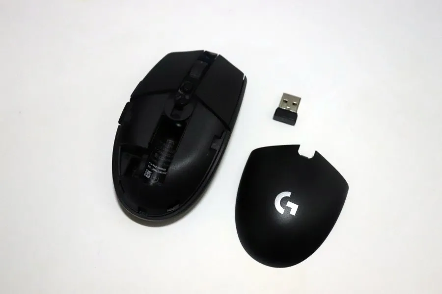 로지텍 G304 건전지 삽입부